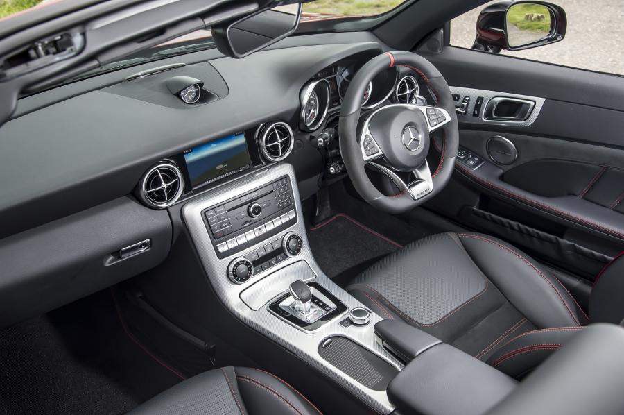 Интерьер Mercedes-AMG SLC43 2016 года  (UK) (фото 2 из 30)